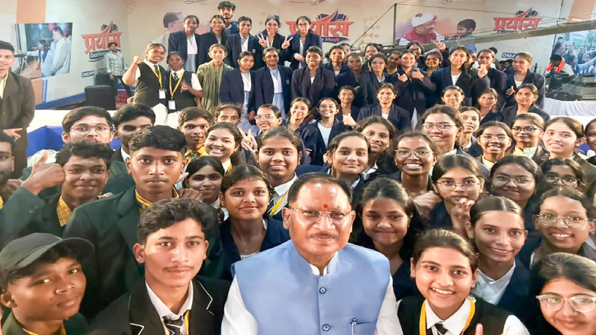 सीएम साय ने प्रयास आवासीय विद्यालय के नीट क्वालीफाई विद्यार्थियों से किया प्रेरक संवाद