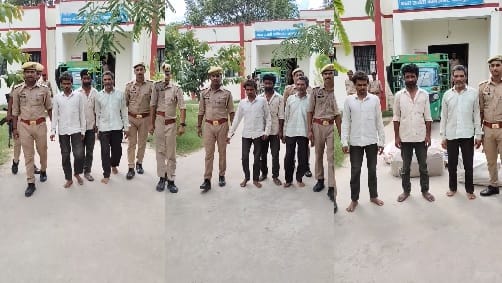 Kanpur Police nabbed three cunning thieves who targeted tubewells they were transporting goods in  loader