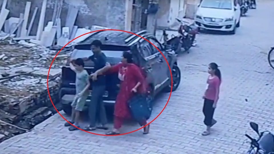 अपहरण का LIVE VIDEO: बाजार से आ रही मां के हाथ से छीना बेटा, कार में डाल भागा किडनैपर; खुलासे से सब हैरान Father abducts 8-year-old child in a car in broad daylight in Mathura