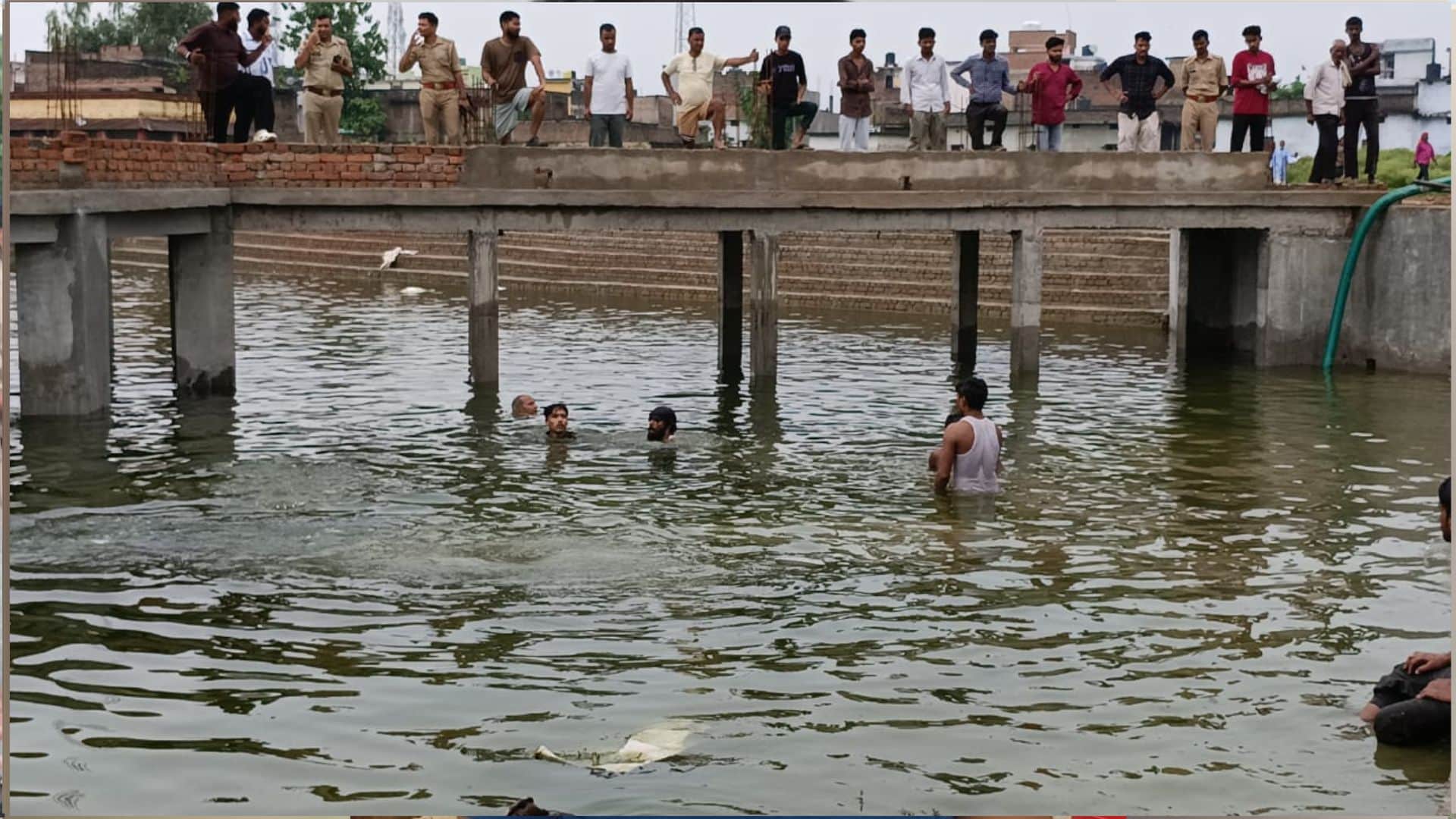 नदी में तलाश करती टीम