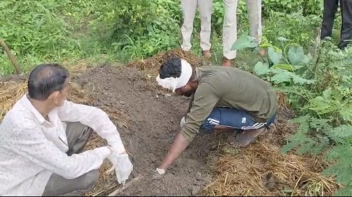 बालाघाट में सनसनी: गोबर के गड्ढे से मिला नवजात का शव, नाना पर दफनाने का आरोप; खुलासे पर पी लिया जहर