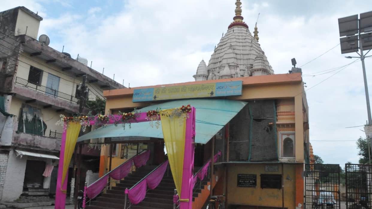 Jhansi: Shiva temples decked up; final touches being given to arrangements.