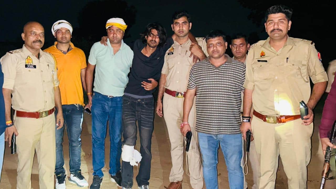 पुलिस गिरफ्त में आरोपी।