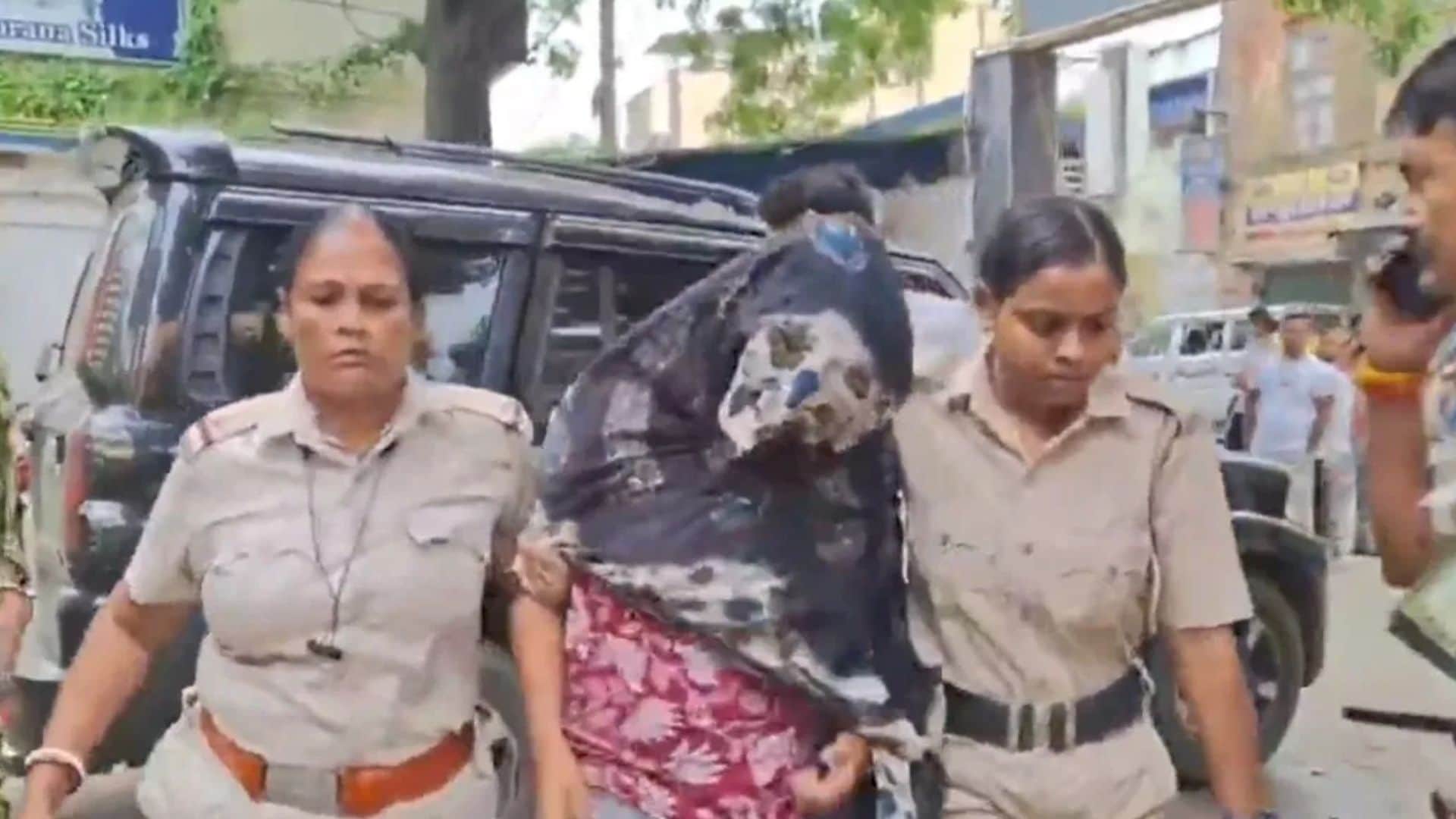 पुलिस ने महिला को हिरासत में लिया