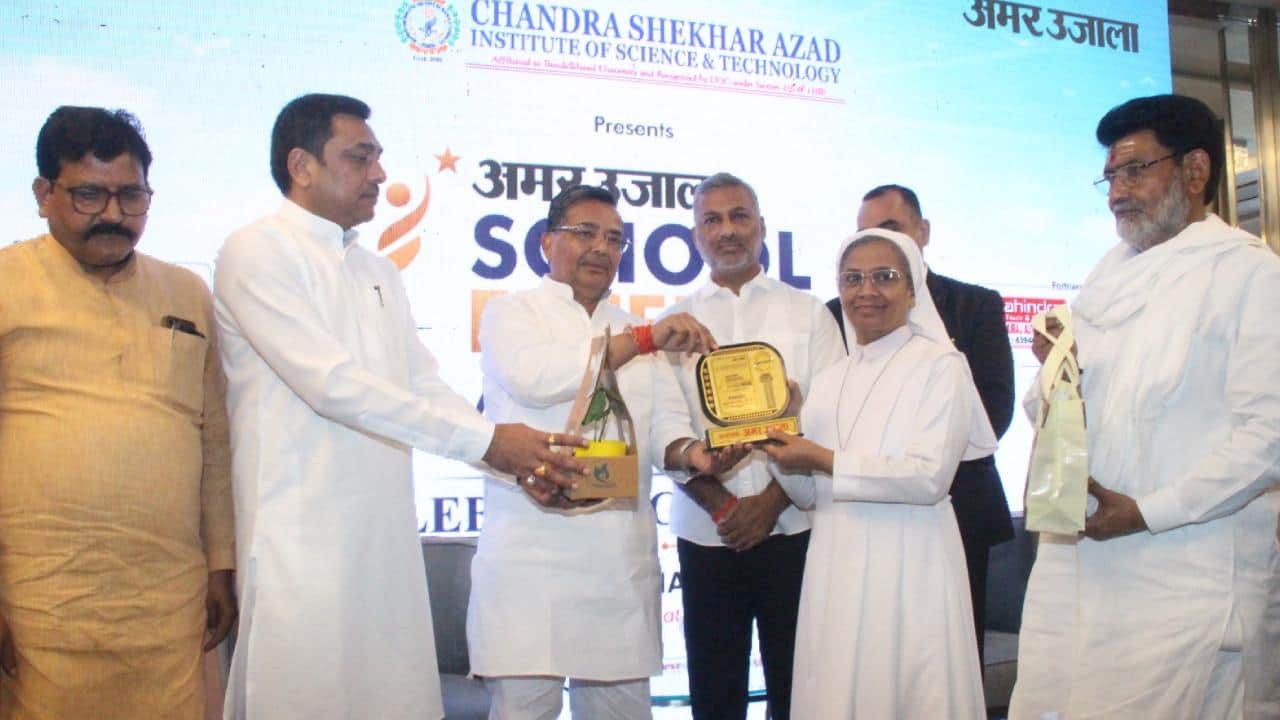 प्रधानाचार्या को सम्मानित करते मंत्री जयवीर सिंह।