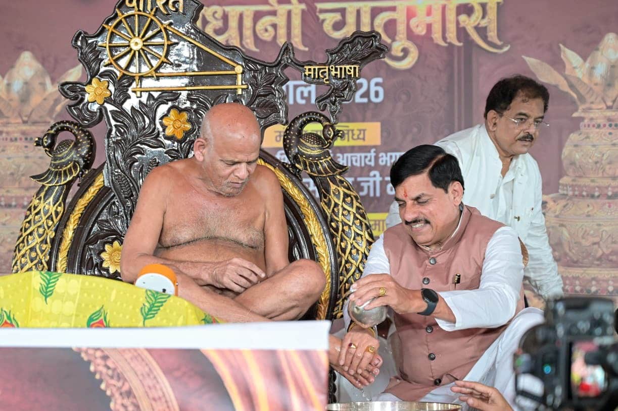 MP News: CM Mohan Yadav sought the blessings of Acharya Samay Sagar Maharaj and invited him to the Legislative