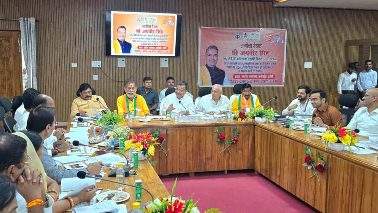 समीक्षा बैठक में जनप्रतिनिधियों व अधिकारियों के साथ मंत्री।