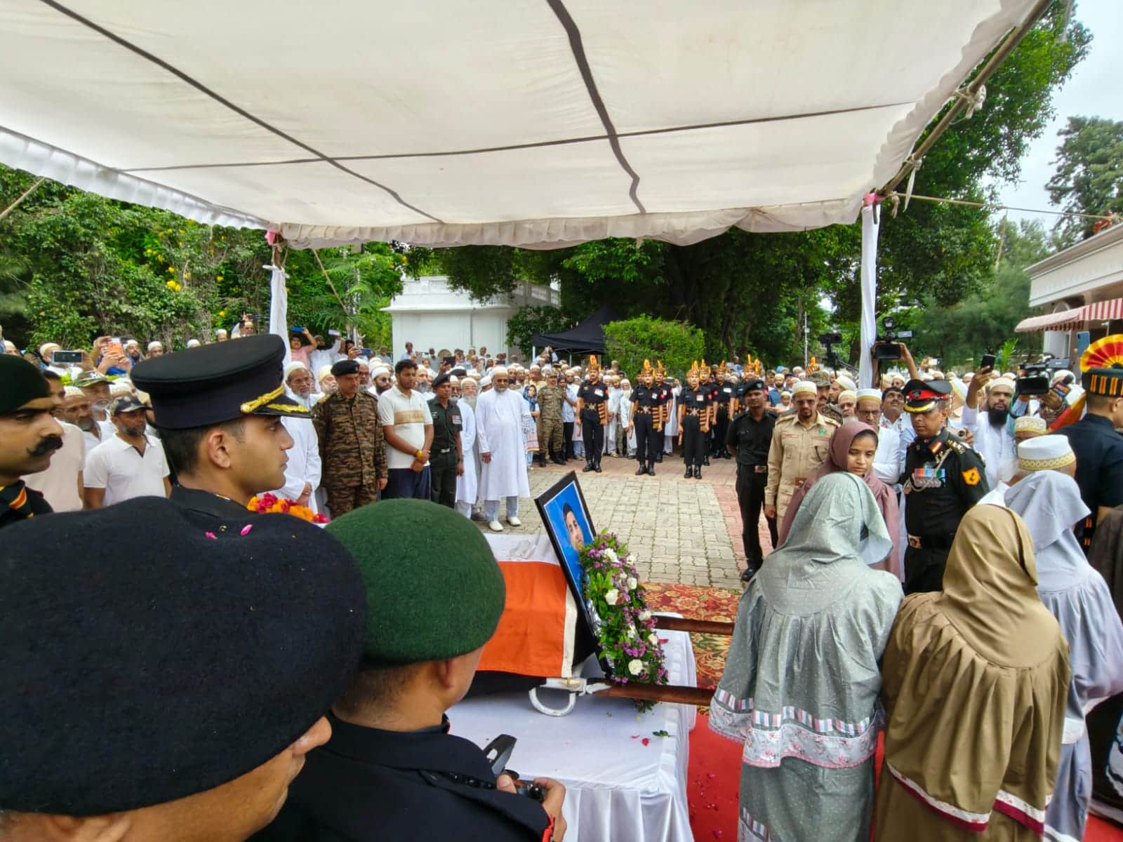 सैन्य सम्मान के साथ मेजर हमजा को दी अंतिम विदाई