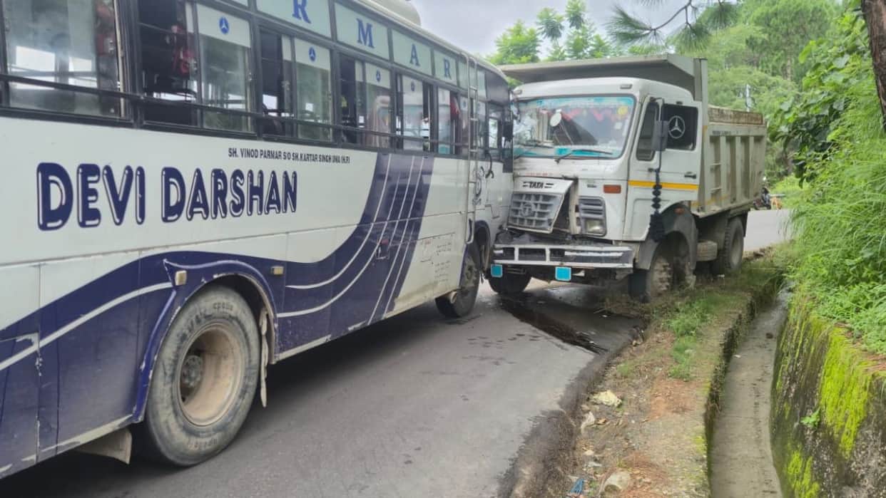 chamba tipper private bus collision bharmour pathankot highway traffic jam
