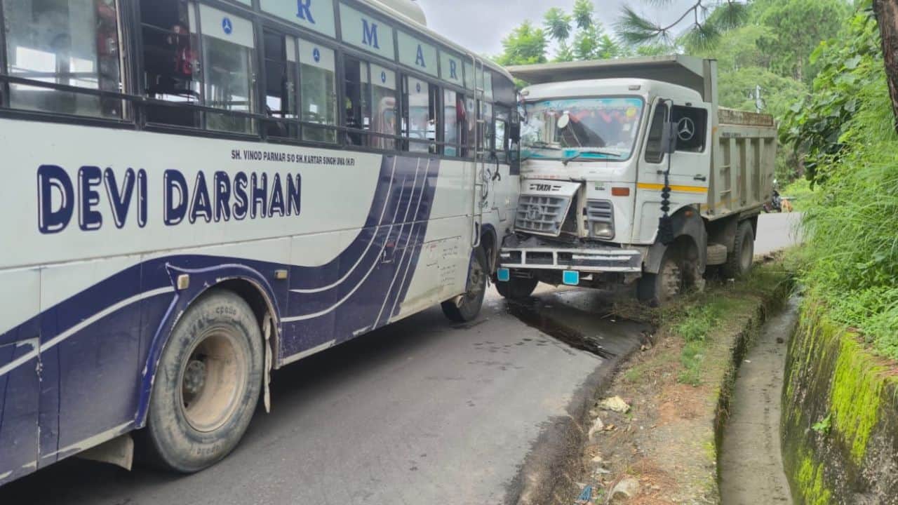टिप्पर और निजी बस की टक्कर।