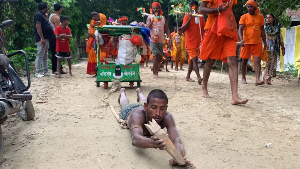 Bihar News: अद्भुत आस्था, अटूट विश्वास; मन्नत पूरी होने पर दो महीने की बच्ची को डोली में लेकर दंडवत यात्रा