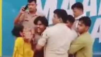 आरोपी को पकड़ते पुलिसकर्मी।