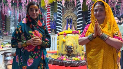 Bhojpuri Actress Akshara singh visited Mahadev temple with her mother Nilima singh on the Sawan First Somwar