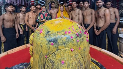 Bhojpuri Actress Akshara singh visited Mahadev temple with her mother Nilima singh on the Sawan First Somwar