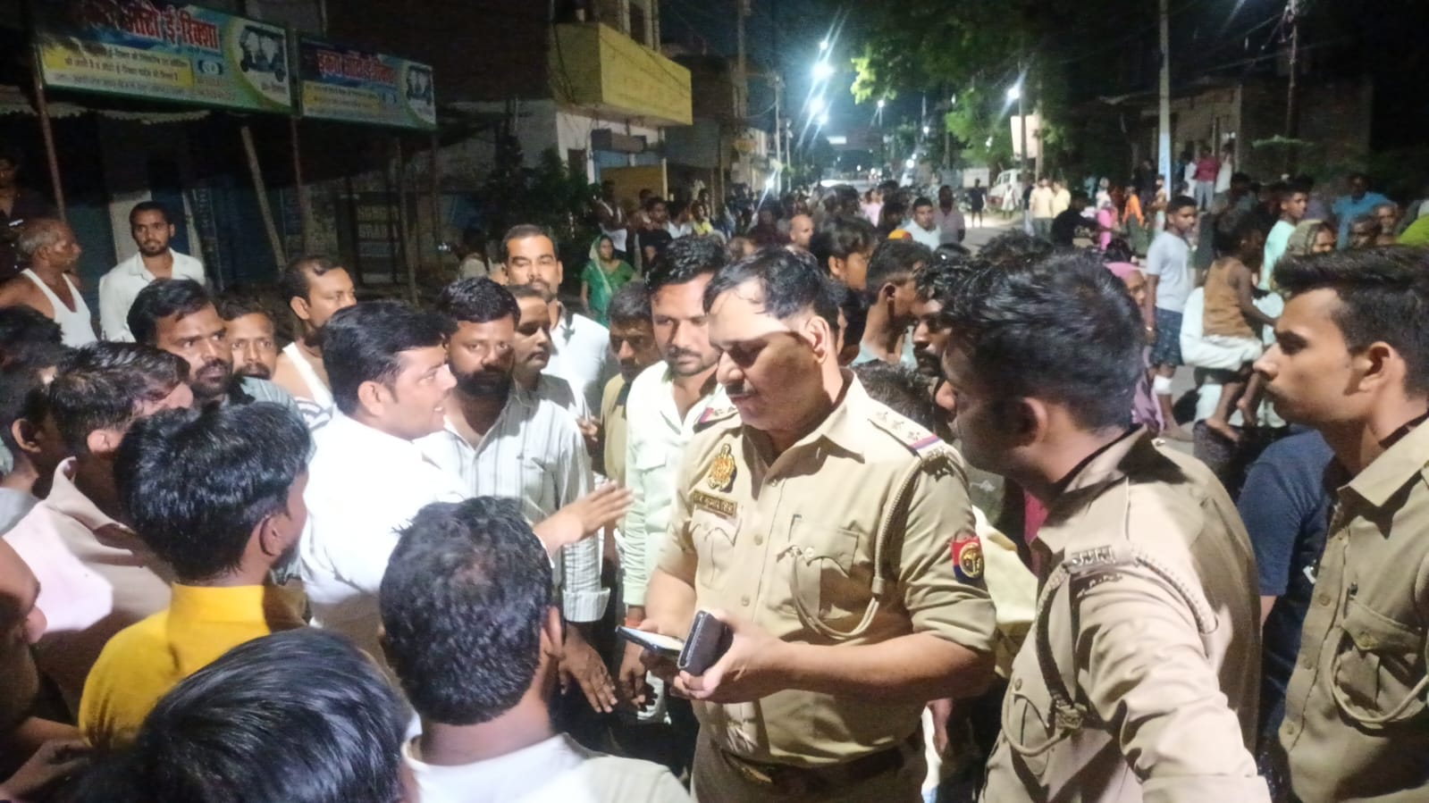आक्रोशित ग्रामीणों ने हाईवे जाम कर दिया।