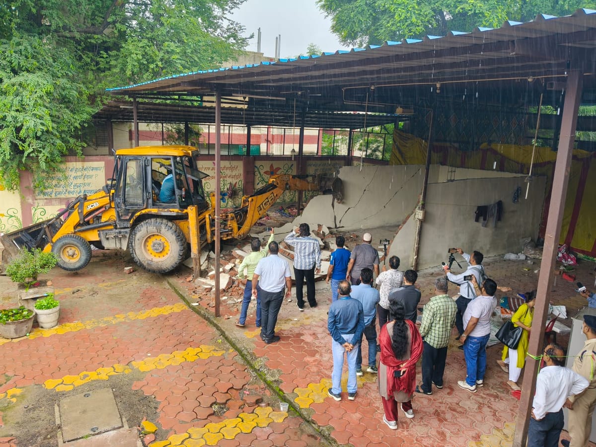 Indore News: इंदौर के जिस आश्रम में बुजुर्गों के साथ हुई थी मारपीट, उसके अवैध हिस्से को निगम ने ढहाया