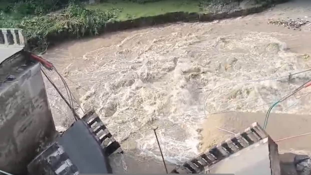 Decades old Bata River bridge in Paonta Sahib collapses, vehicles are being diverted via the new bridge
