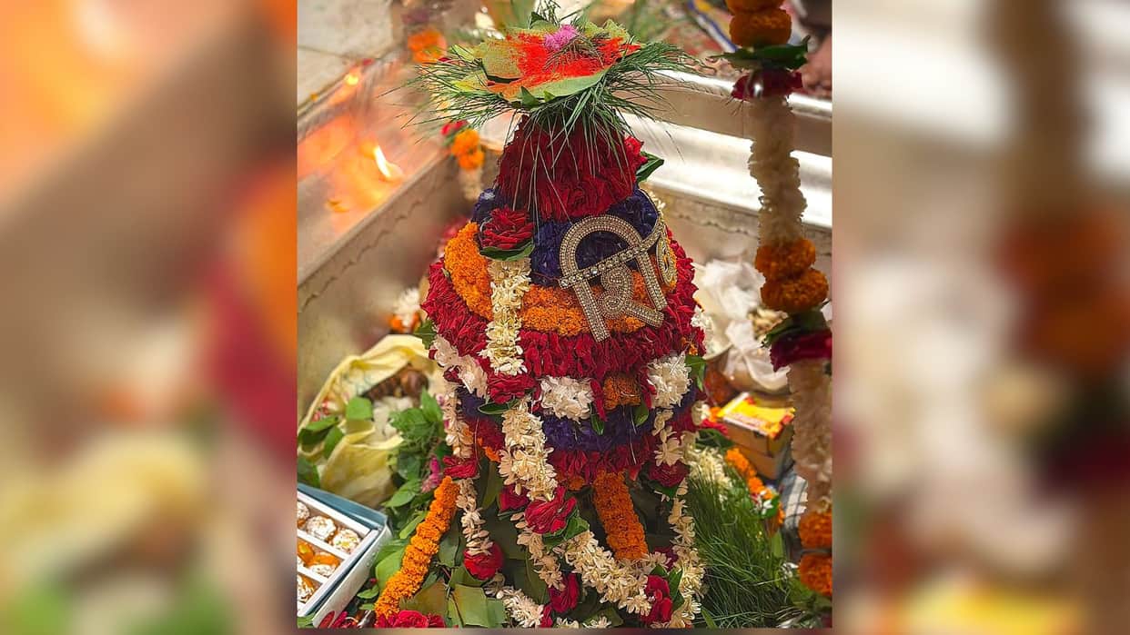 Sawan Somwar 2026 Kashi Vishwanath Temple Adorned with 20,000 flowers Baba special darshan in form of Shankar