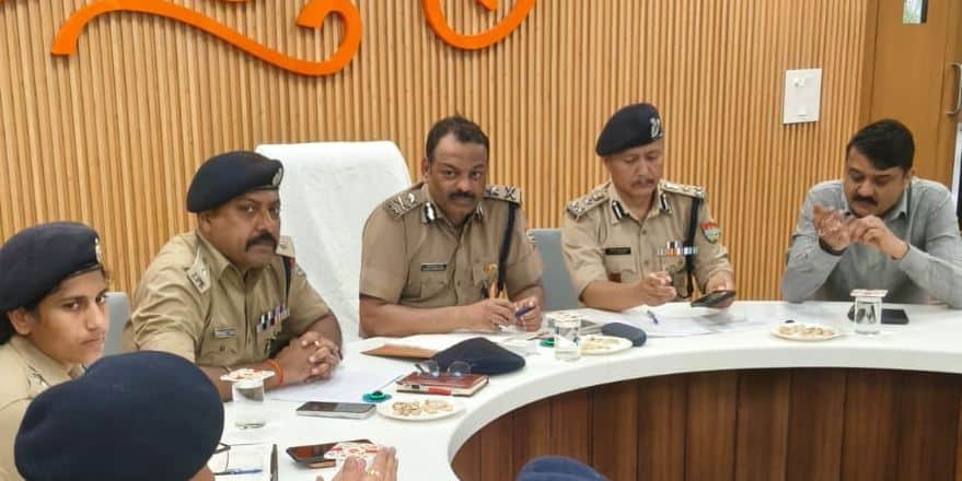 बैठक करते आईजी