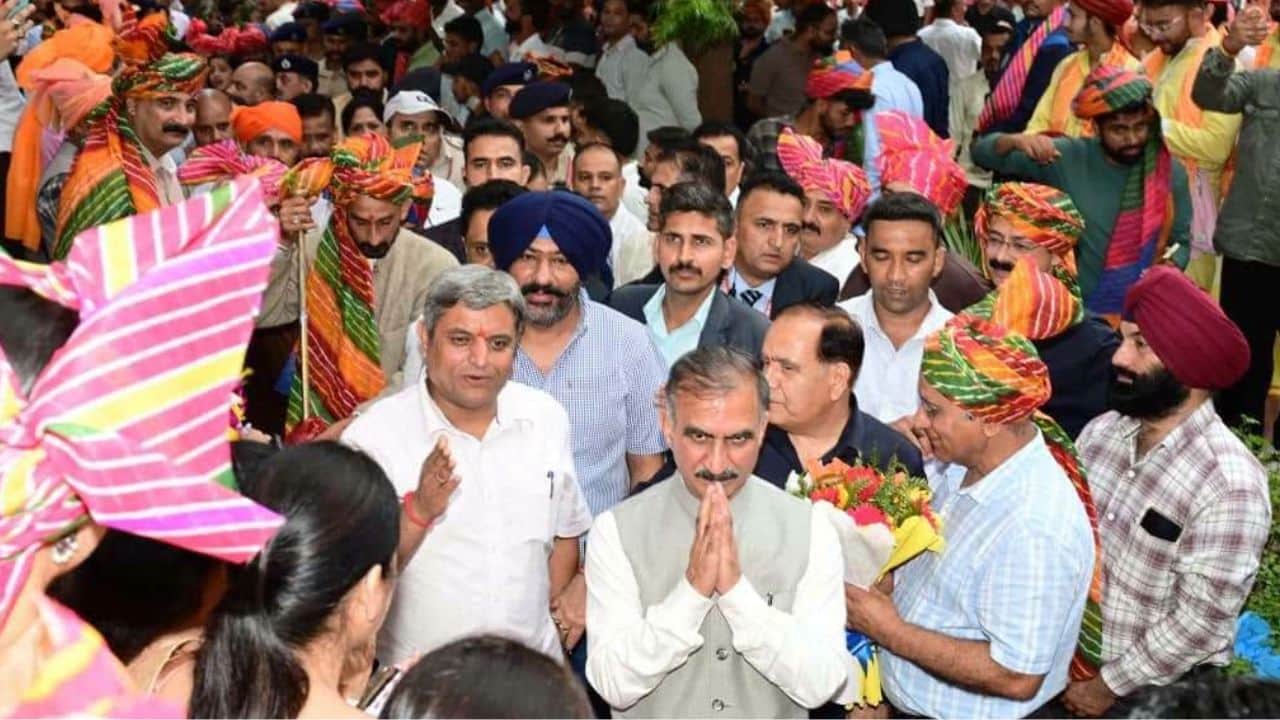 चंबा में अंतरराष्ट्रीय मिंजर मेले की अंतिम सांस्कृतिक संध्या में लोगों का अभिवादन करते मुख्यमंत्री स