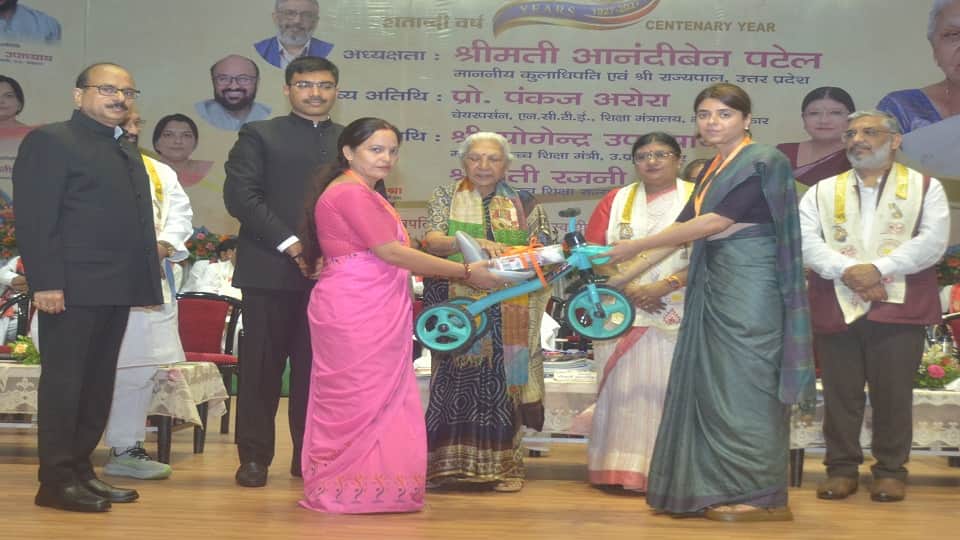 Governor Anandiben Patel stated that only one or two percent educated those protesting at Jantar Mantar