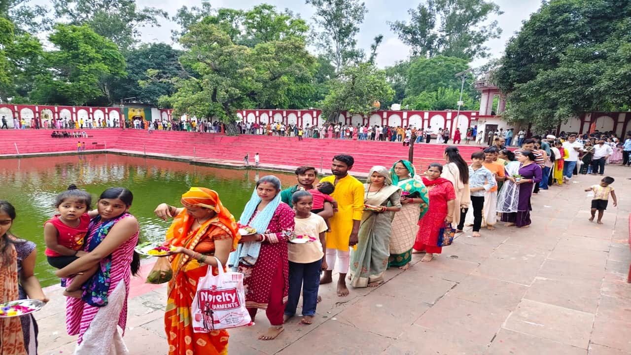 devotees throng Shiva temples to perform Jalabhishek on sawan ka pehla somvar