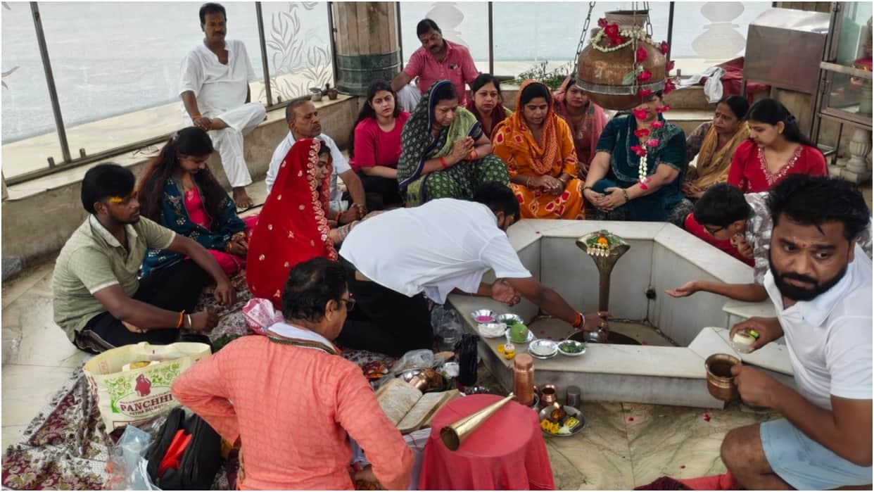 Sawan ka Pehla somvar Devotees of Lord Shiva thronged the Shiva temples in Badaun