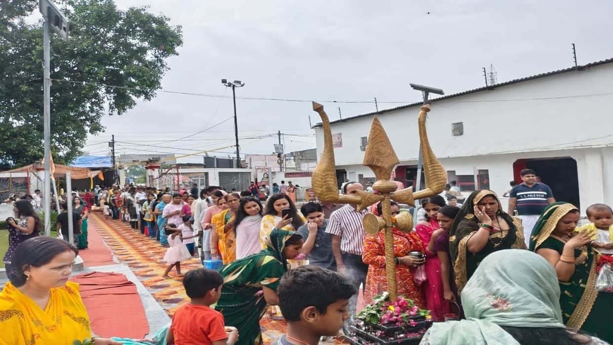 devotees throng Shiva temples to perform Jalabhishek on sawan ka pehla somvar