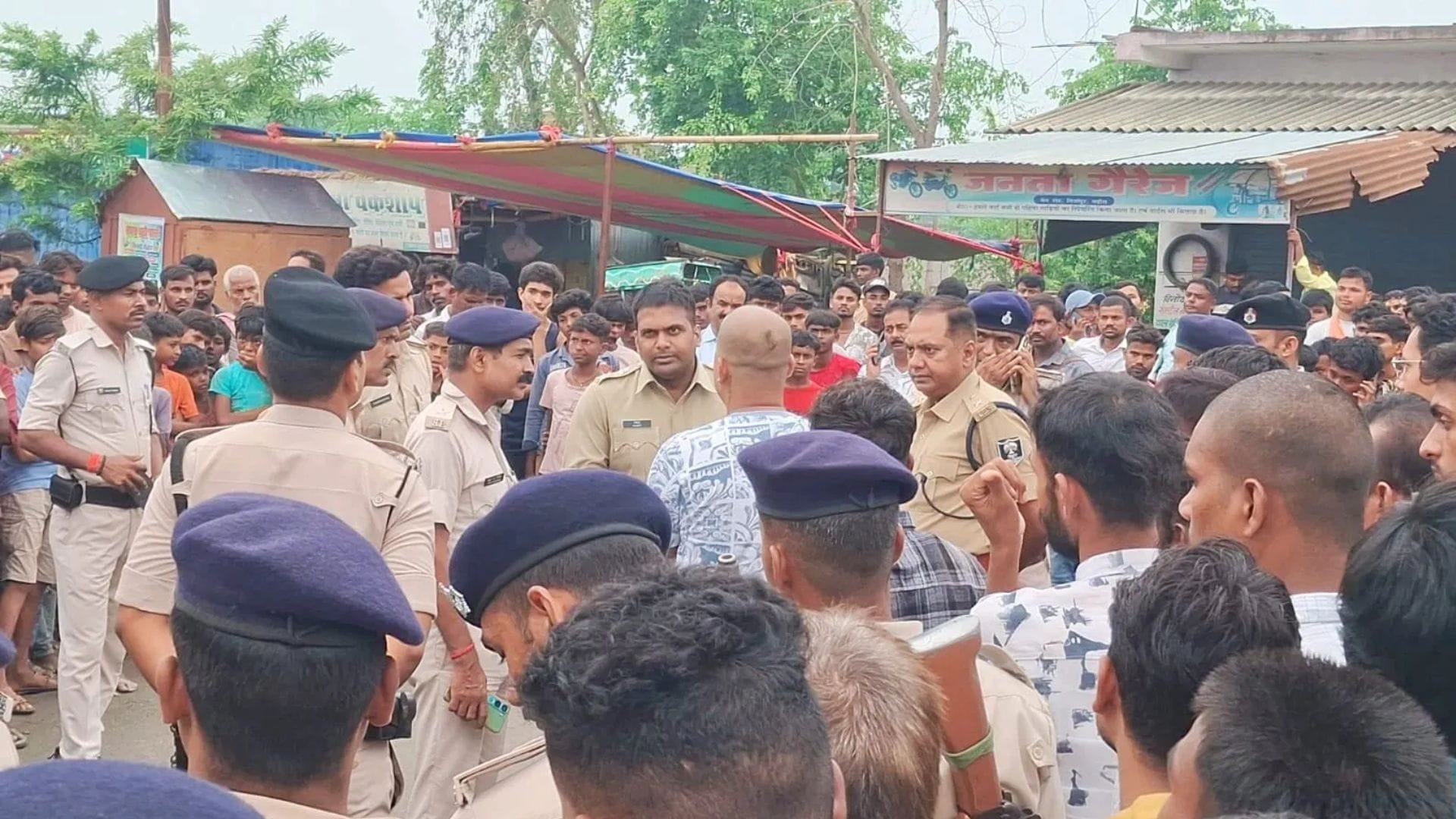 घटना स्थल पर मौजूद पुलिस कर्मी और सड़क जाम करते ग्रामीण