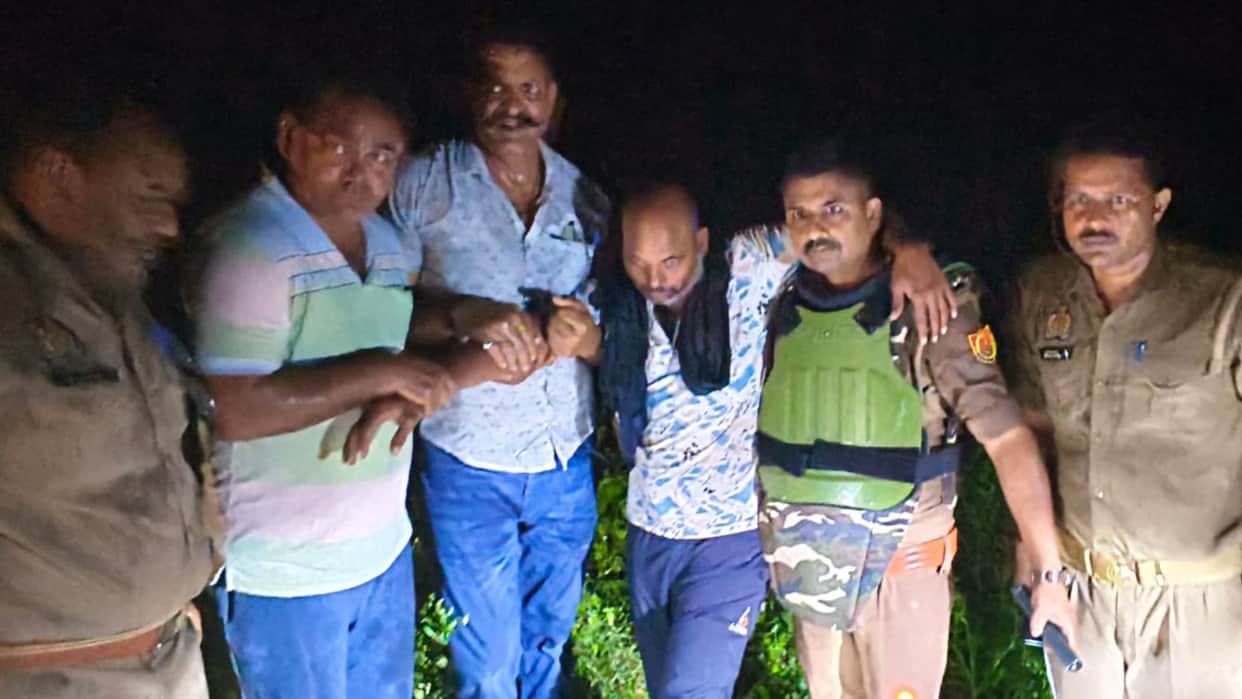 UP Encounter Criminal 25000 bounty injured looted jewellery worth 62 lakh recovered robbed bullion trader