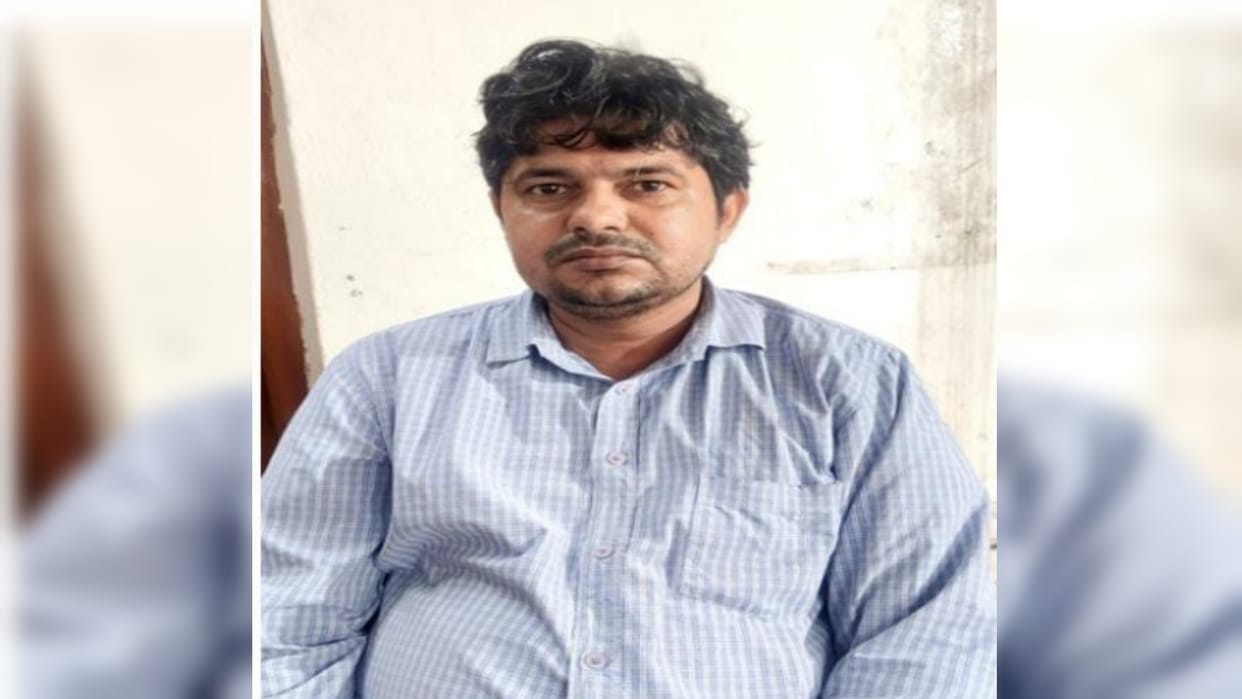 Prayagraj: Computer operator arrested red-handed while accepting a bribe of ₹50,000; he was taking the money f