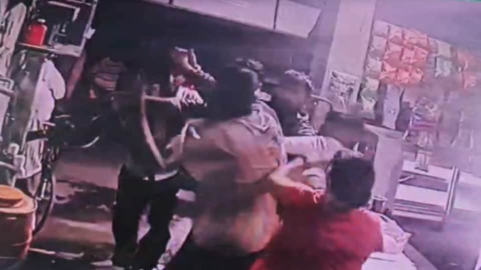 हमला करते हमलावर