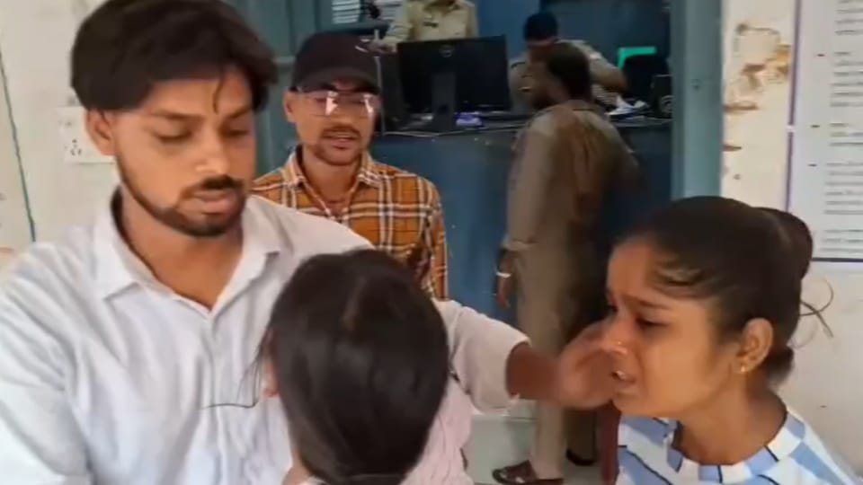 Meerut: Kanwariyas Auto Overturns Near Daurala Gate, Driver and Two Devotees Injured