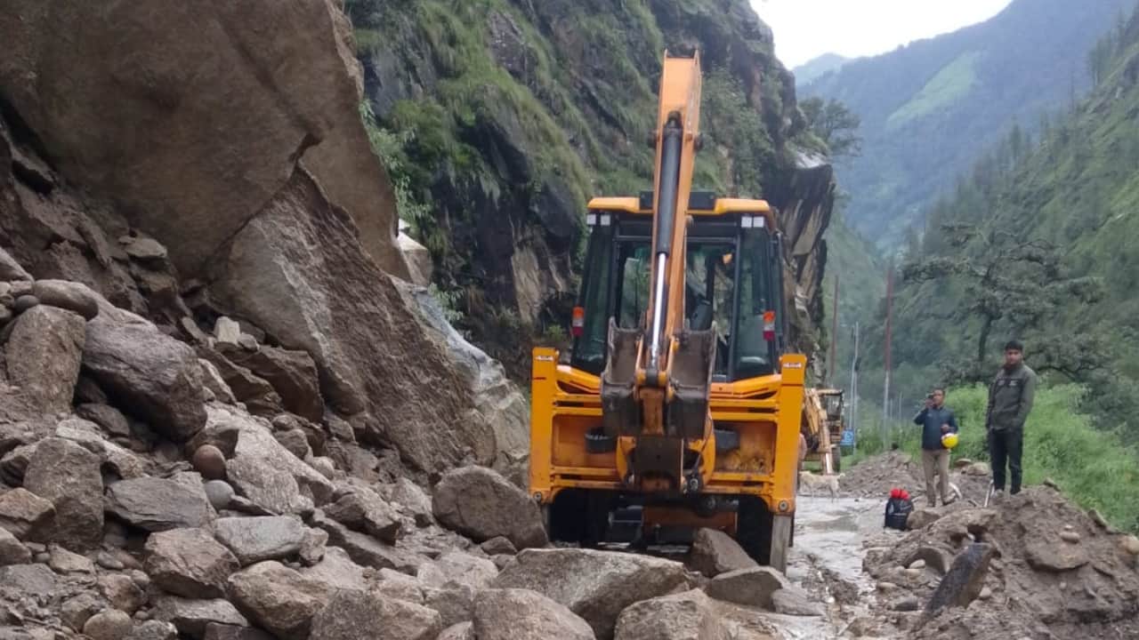हाईवे खोलने में जुटी जेसीबी