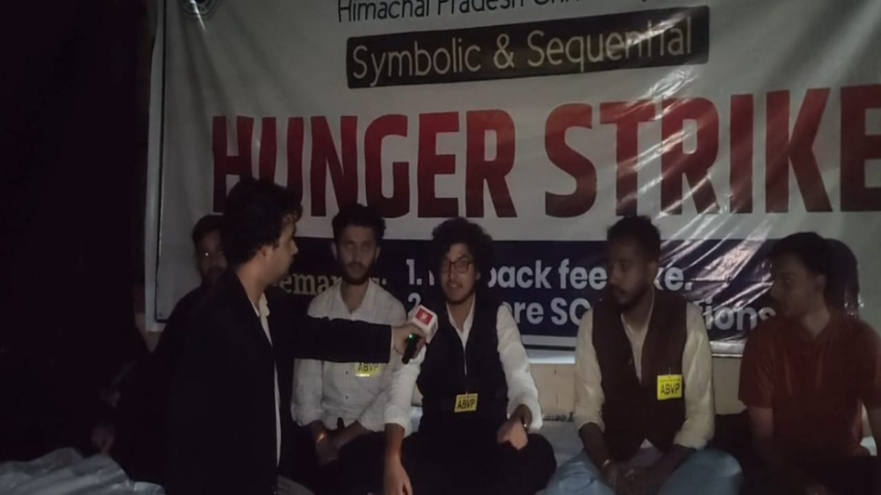 कुलपति दफ्तर के बाहर रात को भी भूख हड़ताल पर बैठे रहे एबीवीपी कार्यकर्ता।