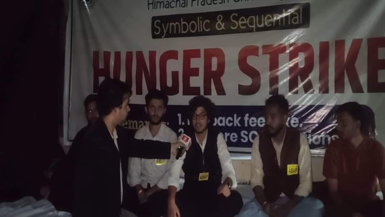 कुलपति दफ्तर के बाहर रात को भी भूख हड़ताल पर बैठे रहे एबीवीपी कार्यकर्ता।