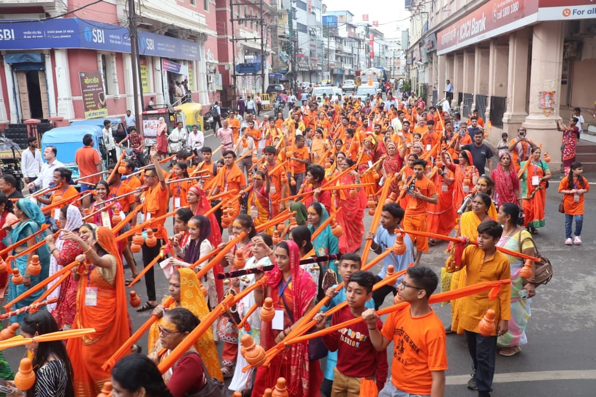 Indore News: कावड़ यात्रा मार्ग पर नहीं जा पाएंगे बड़े वाहन, कावडि़यों के लिए होल्डिंग एरिया बनाए