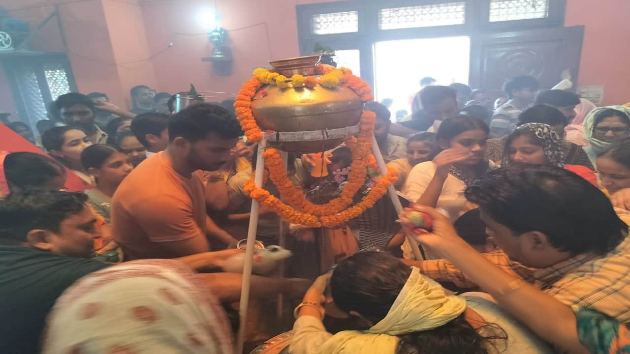 गौरीशंकर मंदिर में जलाभिषेक करते श्रद्धालु