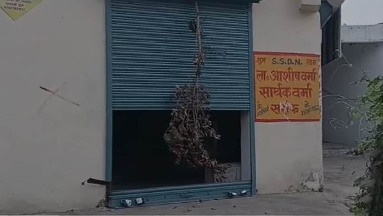 Theft at three shops located 500 meters from the Kant police station in Shahjahanpur