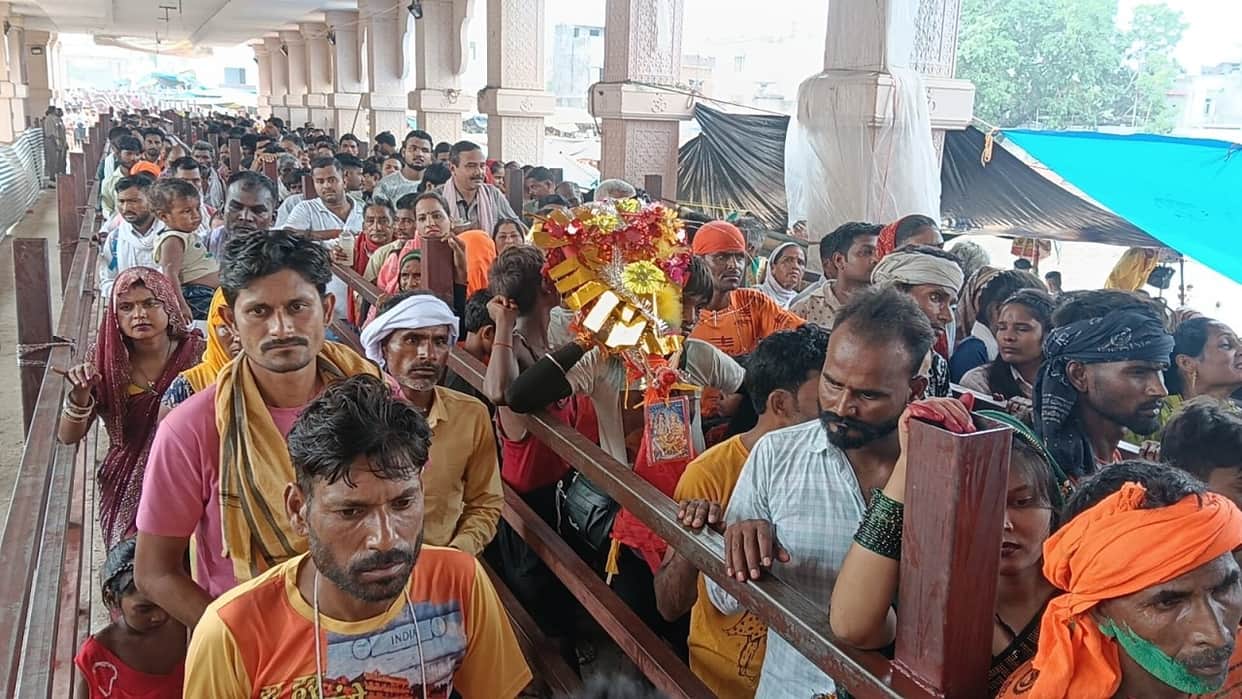Devotees gathered at Gola Gokarnanath and performed Jalabhishek in Lakhimpur Kheri