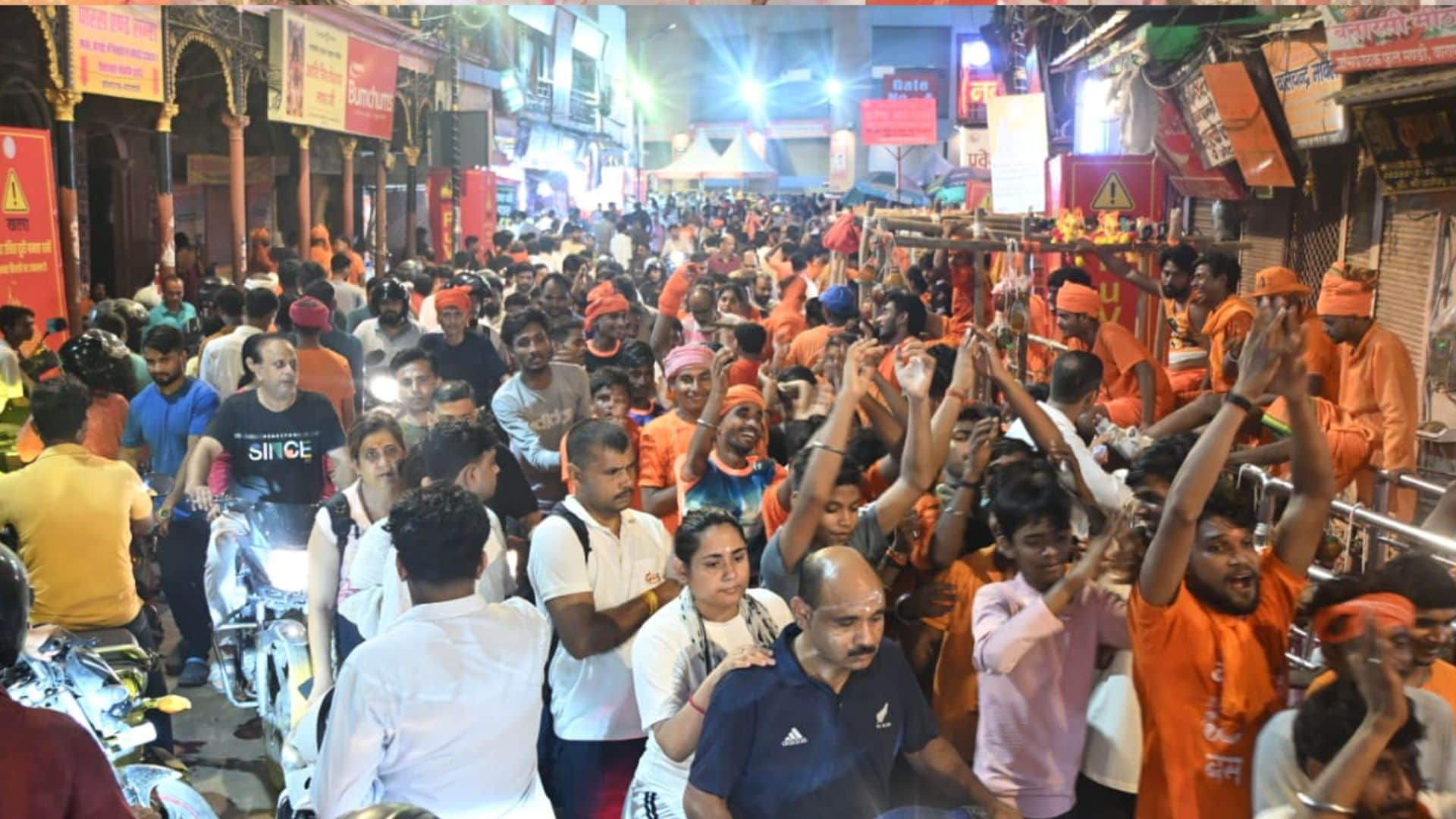 Sawan Somwar 2026 devotees performed Jalabhishek at Kashi Vishwanath Temple and  Shiva temples in varanasi