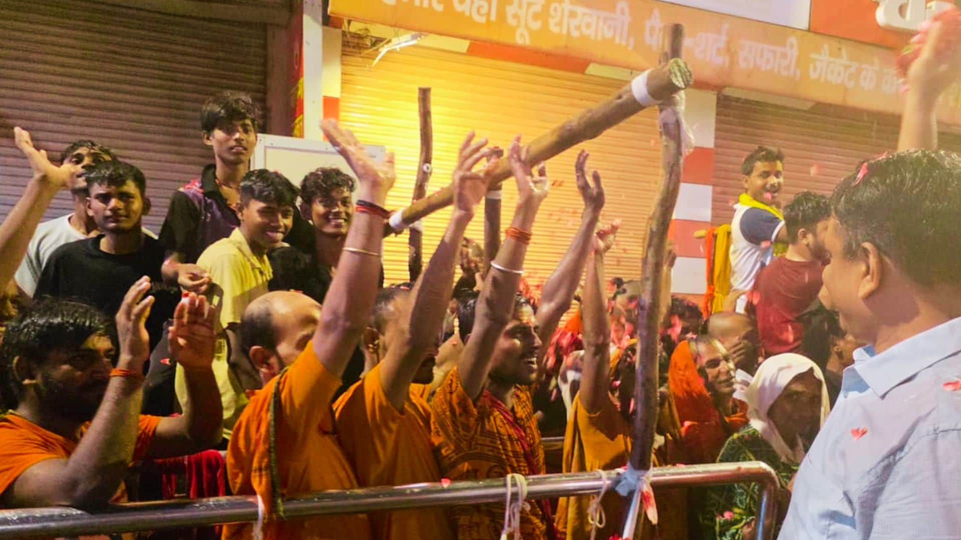 Sawan Somwar 2026 devotees performed Jalabhishek at Kashi Vishwanath Temple and  Shiva temples in varanasi
