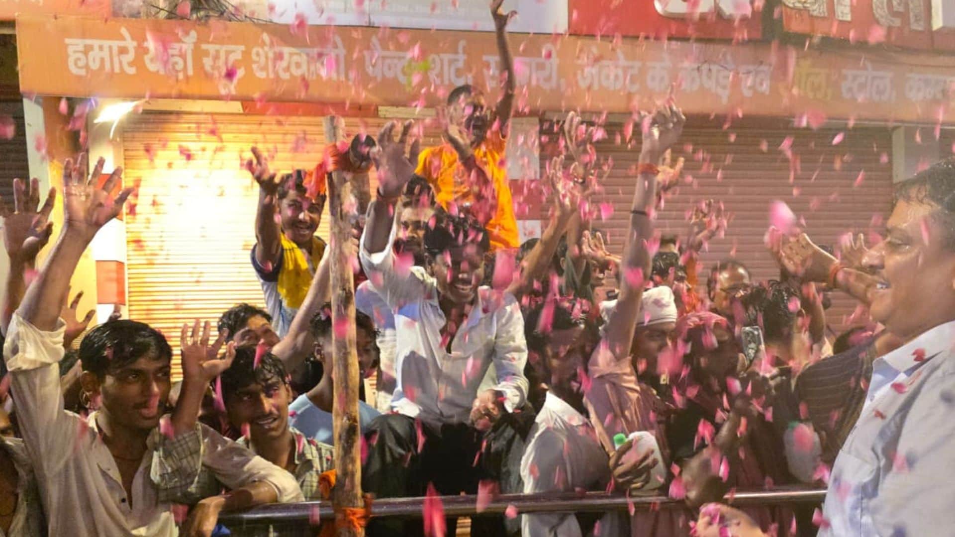 Sawan Somwar 2026 devotees performed Jalabhishek at Kashi Vishwanath Temple and  Shiva temples in varanasi