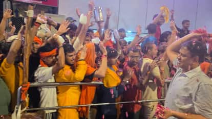 काशी में शिवभक्तों पर पुष्पवर्षा