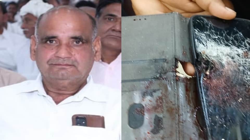 कृष्णपाल की फाइल फोटो और वह मोबाइल जिसे चीरते हुए गोली सीने में लगी।