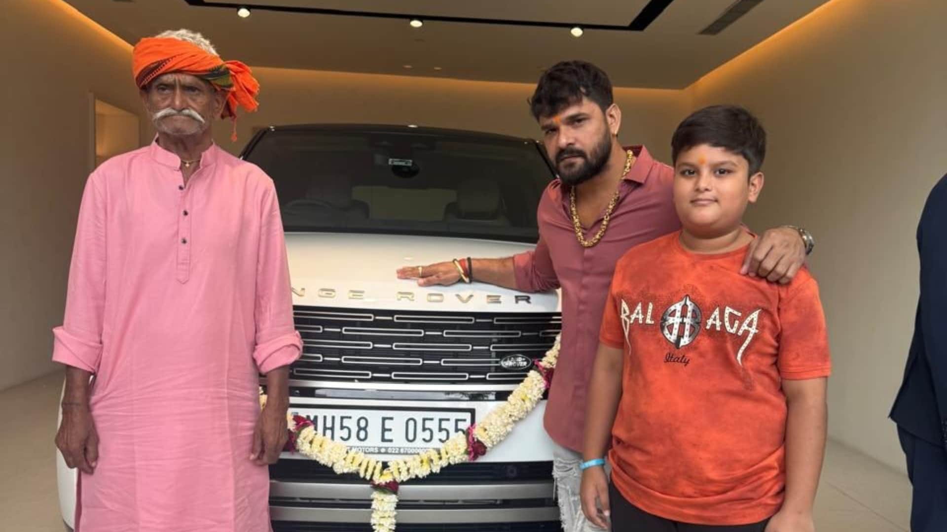 खेसारी लाल यादव अपने बेटे और पिता के साथ