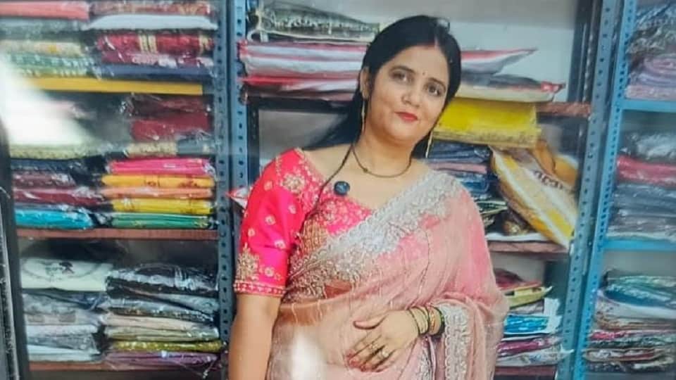 महिला ने घर में फांसी लगाकर आत्महत्या कर ली।
