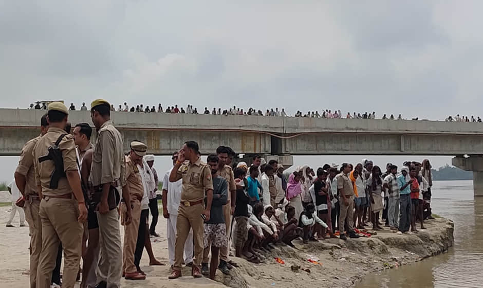 Three youths drowned while bathing in Ganga; one was rescued, and the search for the other two is underway
