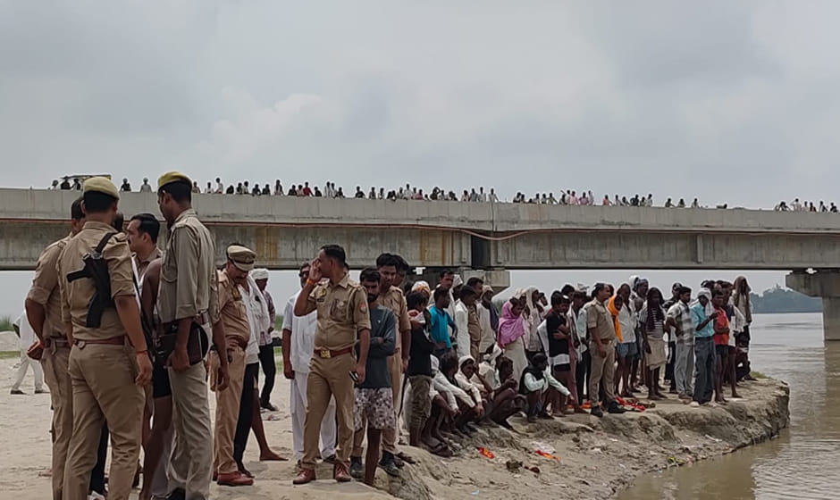 Three youths drowned while bathing in Ganga; one was rescued, and the search for the other two is underway