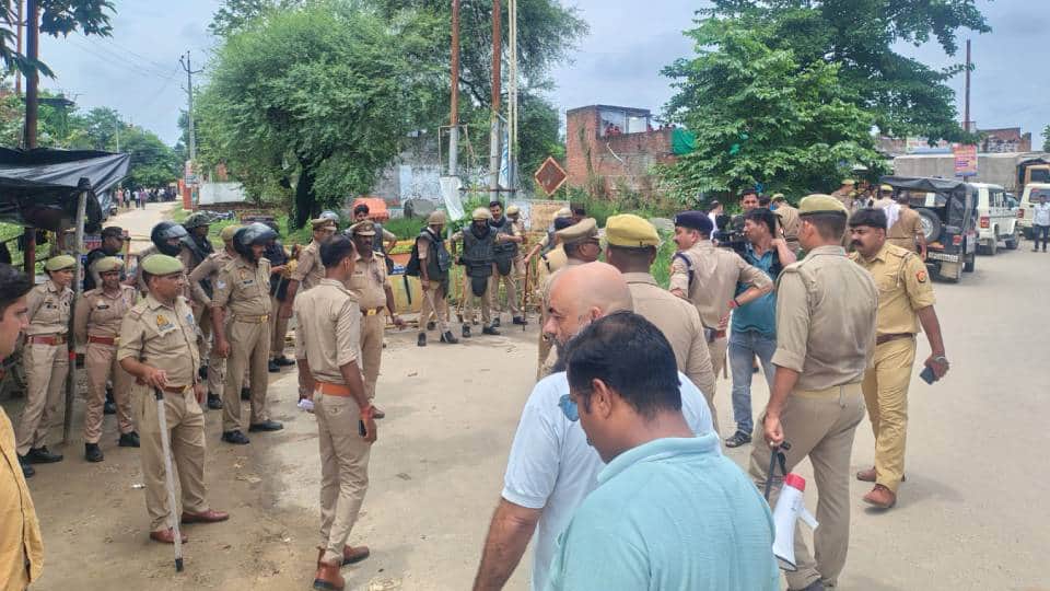 Tension rises in Lucknow Kasmandi Kalan Lakhan Army activists adamant on offering water at disputed structure
